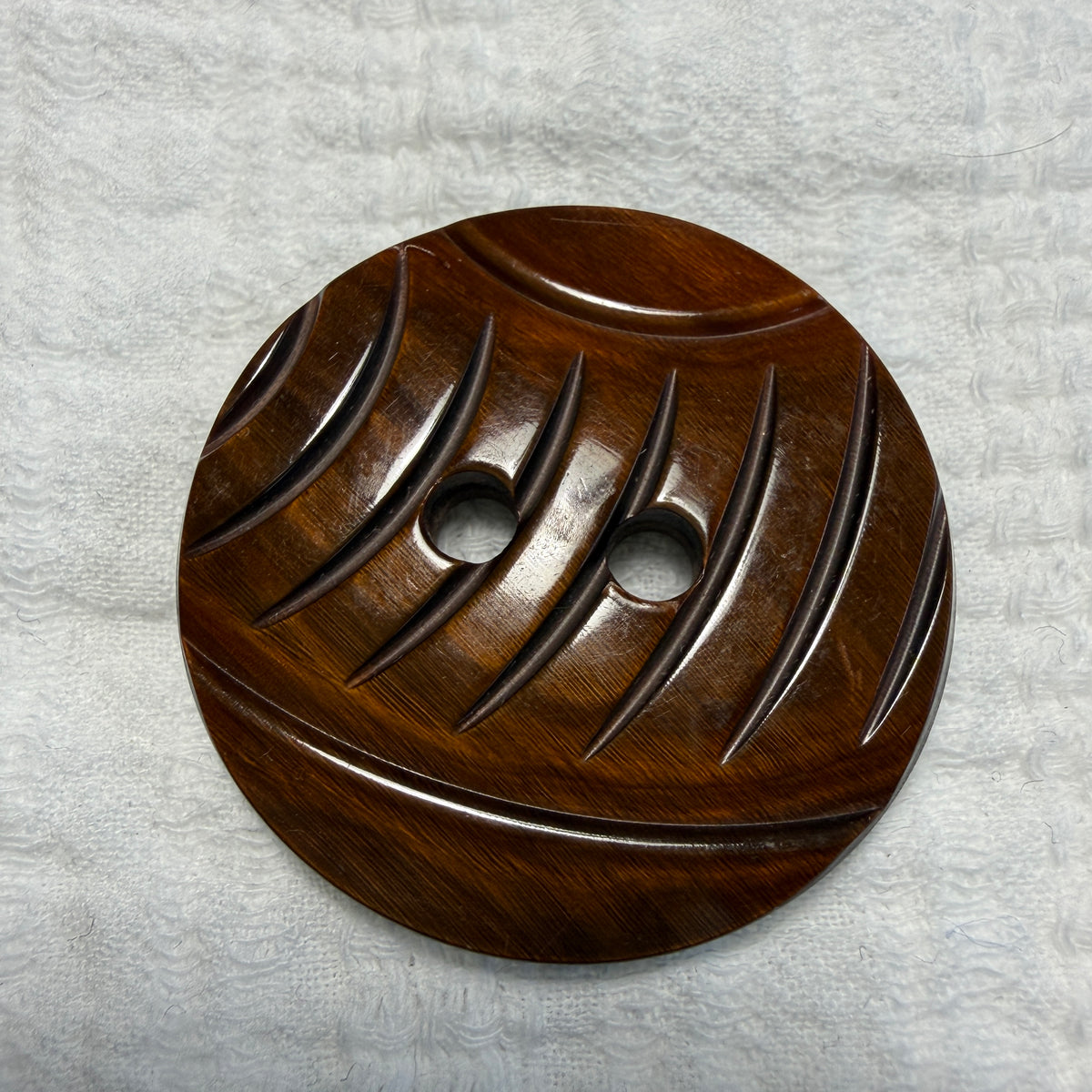 Set of 3 carved brown casein jacket buttons, 34 mm.